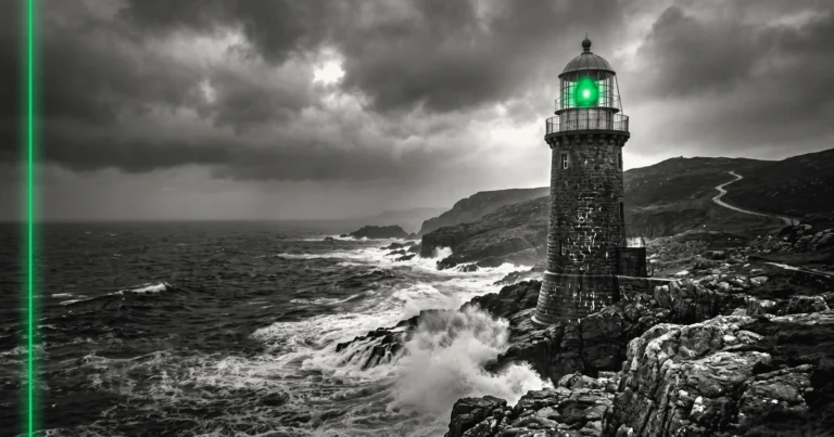 Un vieux phare de pierre sur une côte rocheuse, sous un ciel d'orage, les vagues se brisent à sa base.
