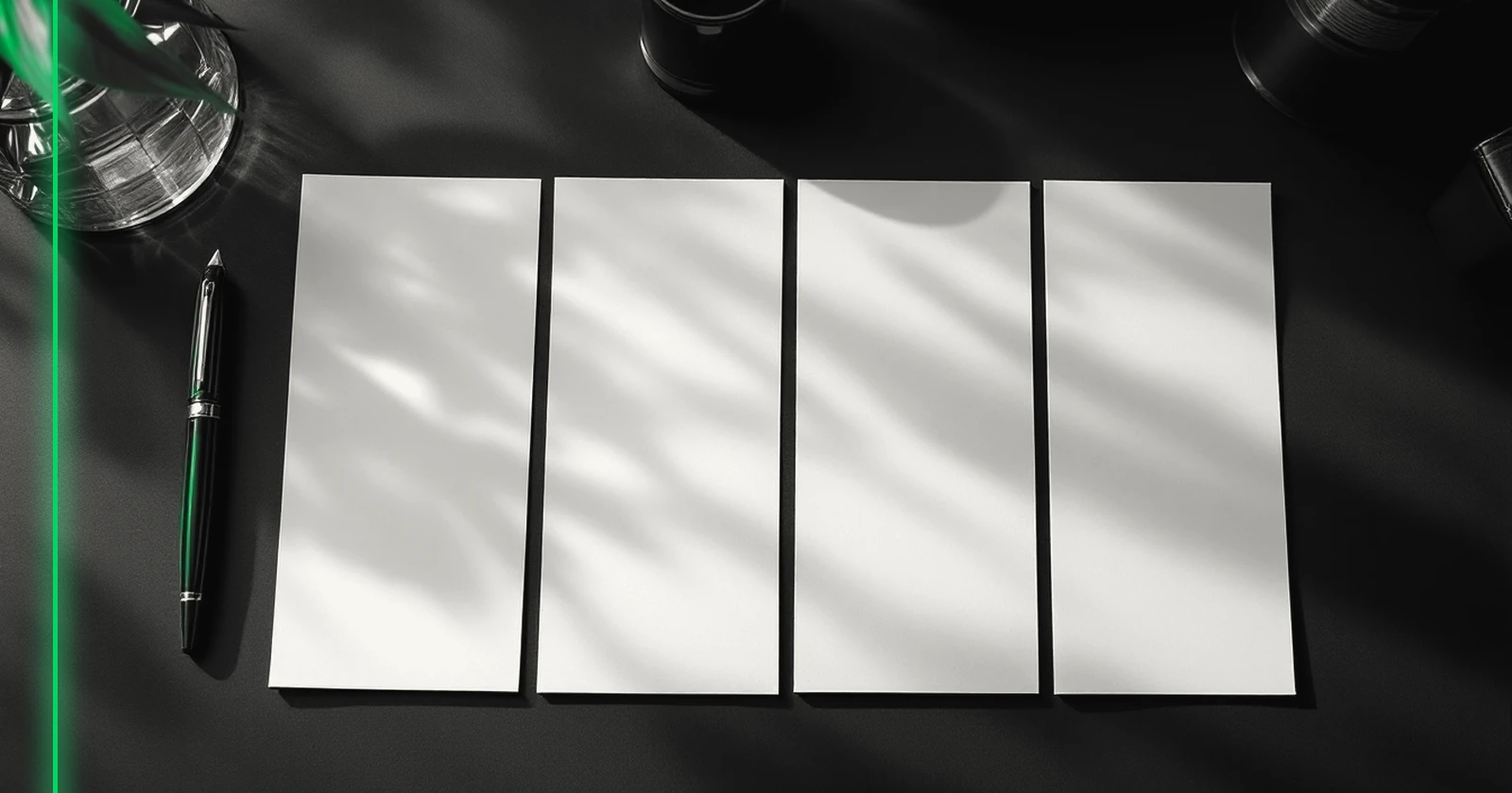 Quatre feuilles blanches alignées sur un grand bureau sombre, un stylo plume posé à côté.