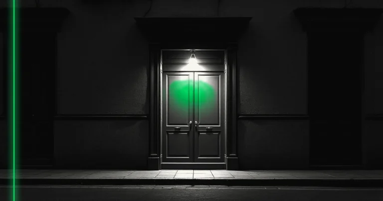 Une petite boutique vide, porte grande ouverte sur une rue calme, une clochette au-dessus de l'entrée.