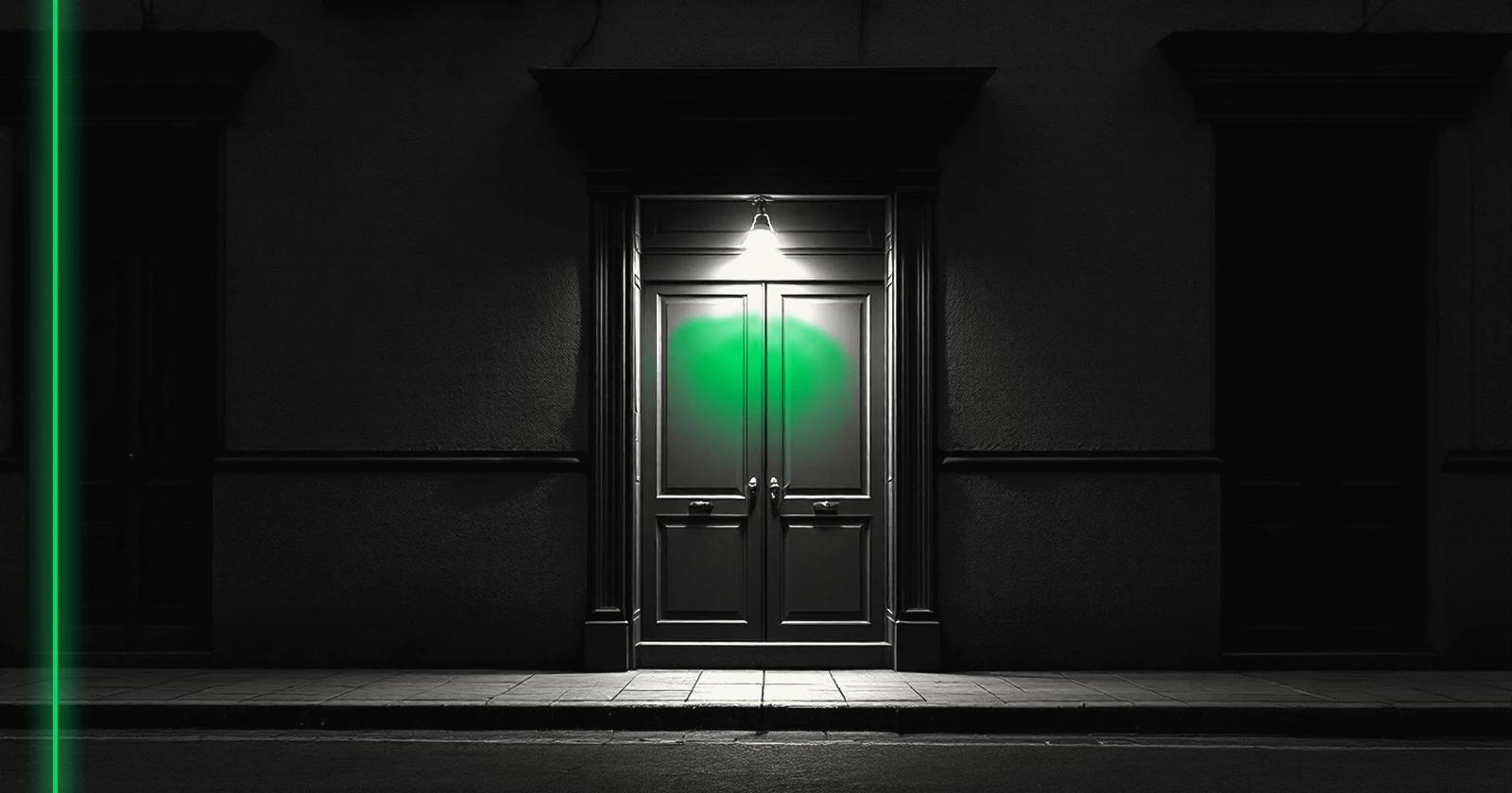 Une petite boutique vide, porte grande ouverte sur une rue calme, une clochette au-dessus de l'entrée.
