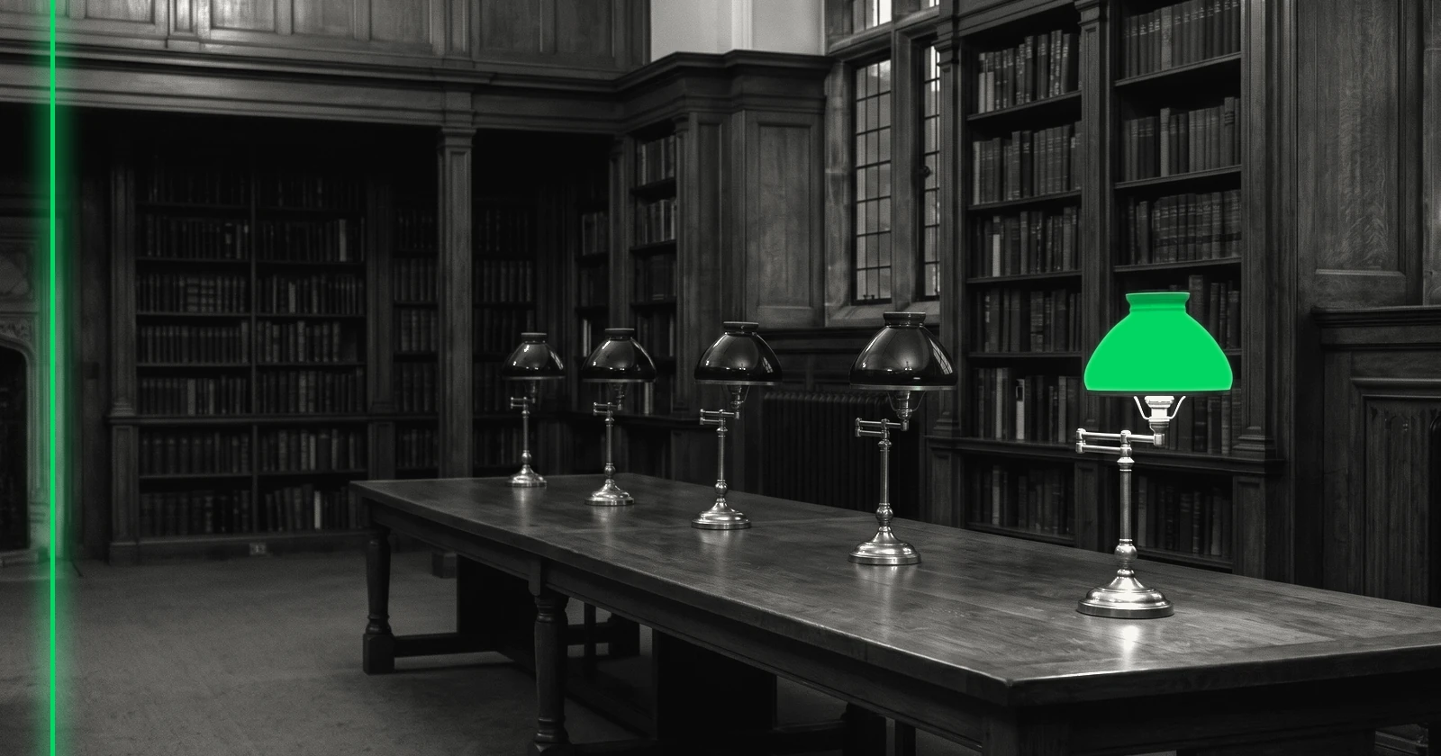 Longue table de bibliothèque sombre avec cinq lampes de bureau alignées, quatre éteintes et une à l'abat-jour vert vif.